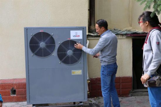 Air to Water Heat Pump with High Cop, Low Noise, High Efficiency (heating and cooling)